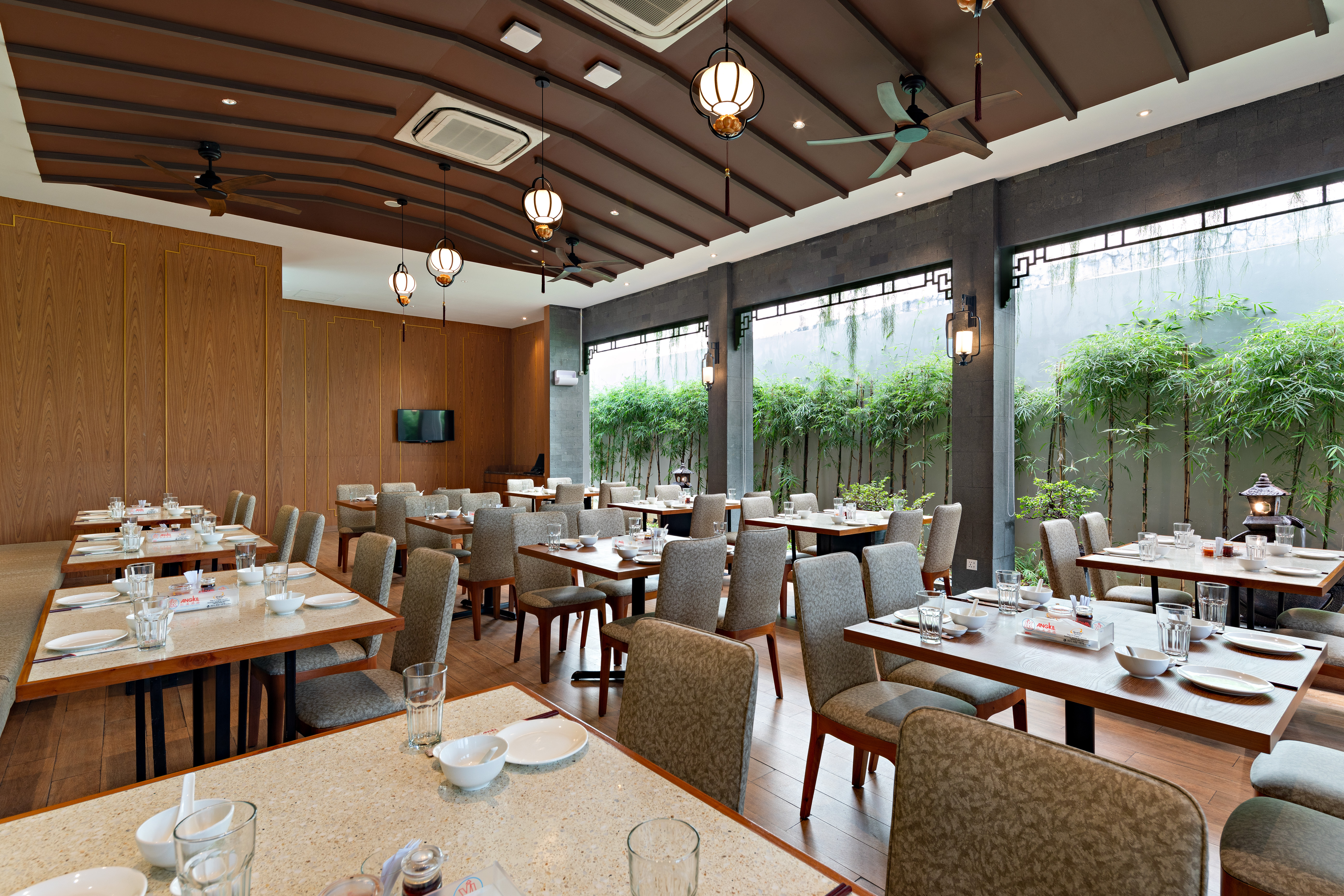 Angke Semi outdoor ( 5 meja / 50 pax )