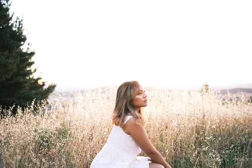 1747204122672119964_Shella_WhiteDress_sitting_02.JPG