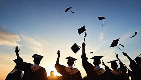 Rekomendasi Lagu Wisuda untuk Undangan Digital