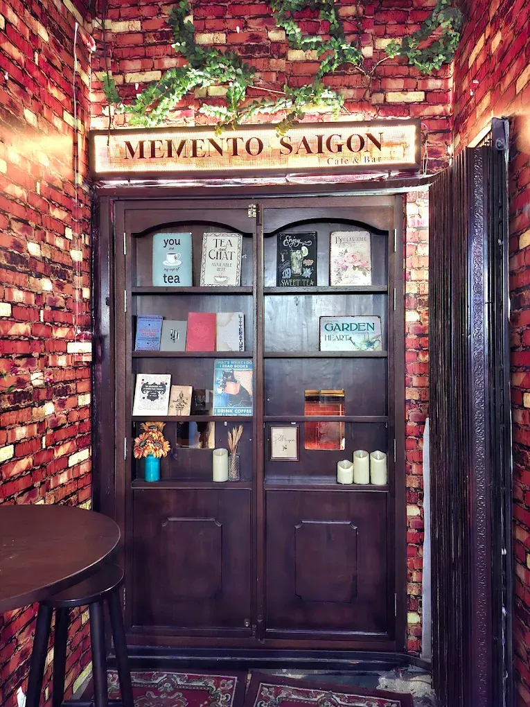 Memento Saigon - bookshelf hiding the entrance