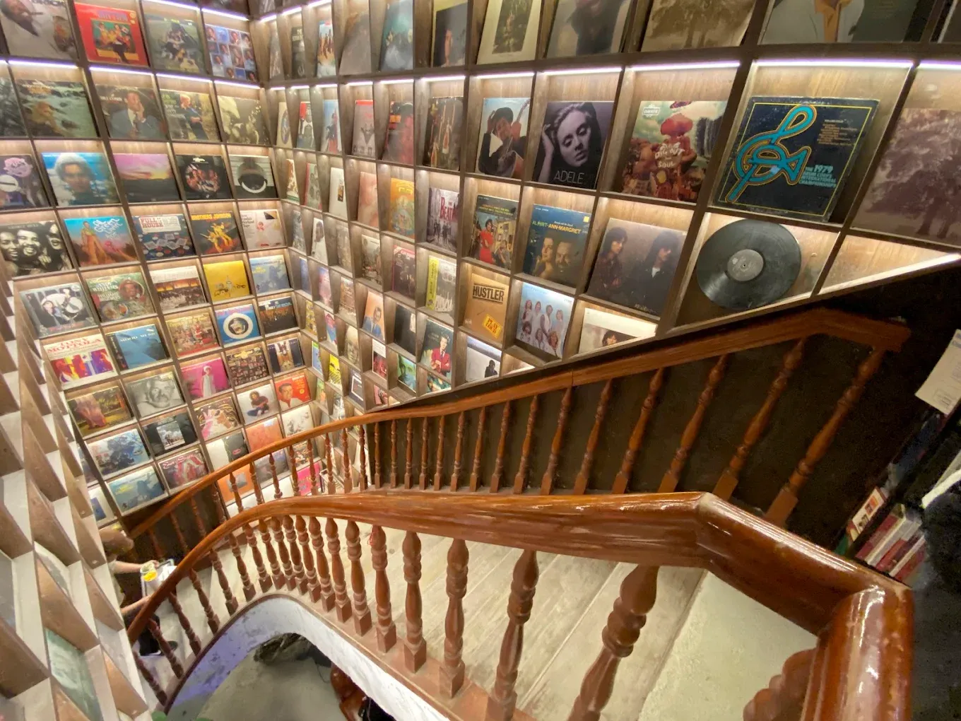 Ngâm CAFE - Rows and rows of books