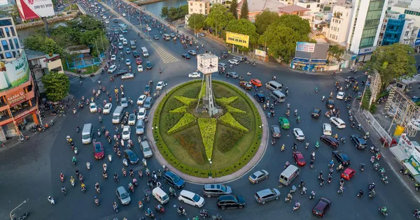 big intersections in saigon.webp