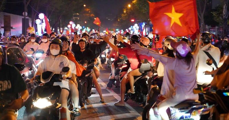 đi bão in Saigon.jpg