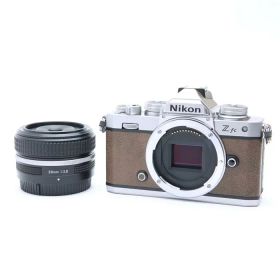 【中古】 《良品》 Nikon Z fc Z 28mm F2.8（SE）レンズキット プレミアムエクステリア張替済み 【モニター部組部品交換/各部点検済】 [ デジタルカメラ ]