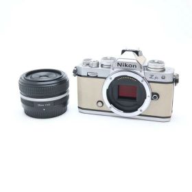 【中古】 《良品》 Nikon Z fc Z 28mm F2.8（SE）レンズキット プレミアムエクステリア張替済み 【モニター部組モニター部品交換/レンズ内クリーニング/各部点検済】 [ デジタルカメラ ]