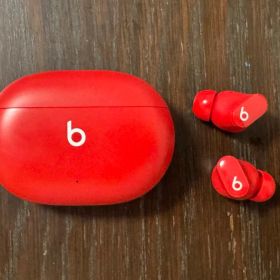 Beats Studio Buds レッド