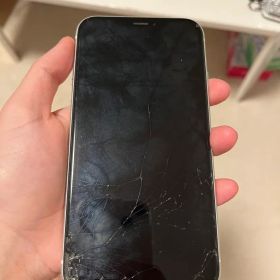 iPhone XR ホワイト 画面にひびあり