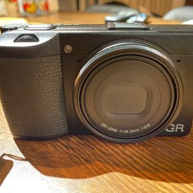 12月限定価格❣️カメラRICOH GR III 、バッテリー＆ストラップ付き✨