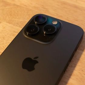 美品 iPhone 15 Pro 256GB ブラックチタニウム
