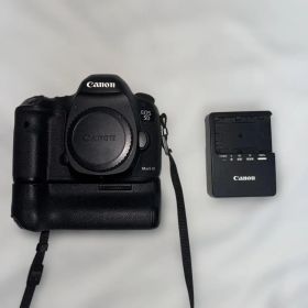 Canon EOS 5D Mark III BG-E11