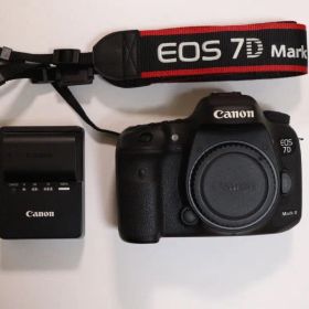 Canon EOS 7D Mark II 本体と付属品