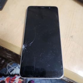 Galaxy FeeL2スマートフォン docomo 画面ひびあり