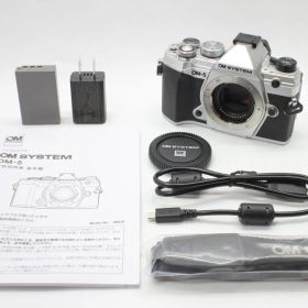 ショット数5094回【ほぼ新品】OMデジタルソリューションズ OM SYSTEM OM-5 ボディ シルバー 動作確認済 バッテリー