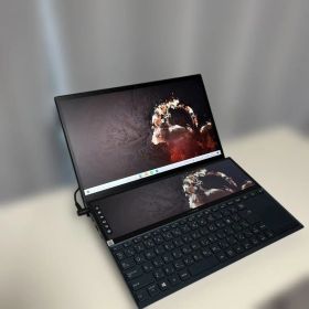 ASUS ZenBook Duo デュアルディスプレイ
