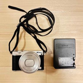 ニコン(Nikon)の美品！wifi転送可能Nikon 1 J5 Wズームレンズキット SILVER(ミラーレス一眼)