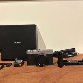 Fujifilm X-E4 シルバー 本体と付属品