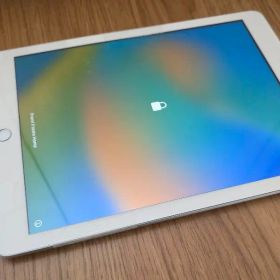 Apple iPad シルバー 128GB 第5世代A1822 Wi-Fiモデル