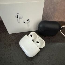 【最終値下げ】AirPods 第2世代 2021年モデル ケース付き すぐ発送