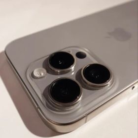 美品 iPhone 15 Pro ナチュラルチタニウム256GB 本体