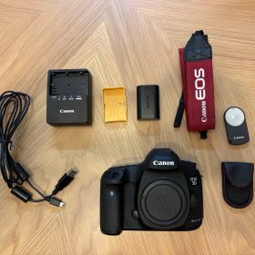 Canon EOS 5D Mark III 本体と付属品