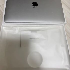 M1チップ Apple MacBook Air (M1, 256GB, 8GB)