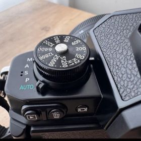 Nikon Z fc ミラーレスカメラ