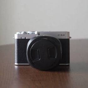 FUJIFILM X-E4 カメラ本体+単焦点35mm F1.8