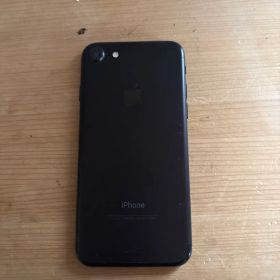 Apple iPhone 7 SIMフリーLightningケーブル&カバー付き