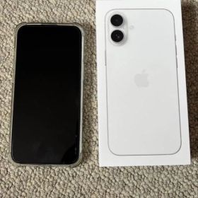 iPhone 16 Plus 128 GB ホワイトSIMフリー【1770】