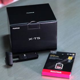 新品未開封 Fujifilm X-T5 ミラーレスカメラ