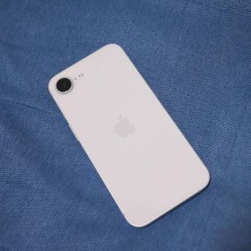 【極美品】iPhone 16e ホワイト256GB