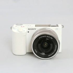 【中古】 (ソニー) SONY VLOGCAM ZV-E10L W パワーズームレンズキット ホワイト【中古カメラ コンパクトデジカメ】 ランク：B
