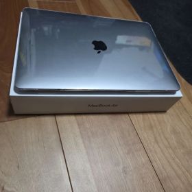 Apple MacBook Air 13インチ シルバー MVH22J/A