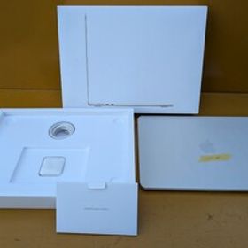 【新品未使用】Apple MacBookAir 2023 MQKU3J/A 256GB SSD 8GBユニファイドメモリ M2チップ搭載 ※確認の為開封&初期パスのみ設定済み