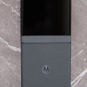 【おまけ付き】Motorola razr50 SIMフリー版