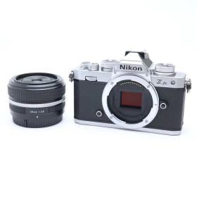 【中古】 《美品》 Nikon Z fc Z 28mm F2.8 （Special Edition）レンズキット シルバー【モニター部品交換/各部点検済】 [ デジタルカメラ ]