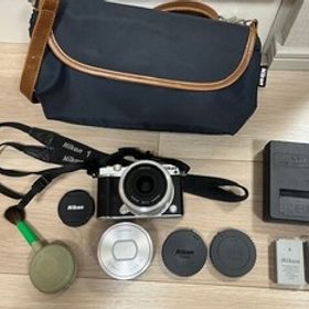 (美品) Nikon 1 J5 ニコン ミラーレス一眼レフ デジタルカメラ デジカメ NIKKOR レンズ 通電簡易動作確認済 中古 現状品 付属品画像の通り