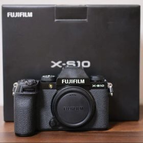 【期間限定値下げ】FUJIFILM X-S10 本体+SDカードとバック付き
