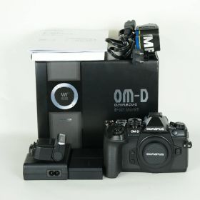 [美品 | シャッター数10,900回｜バッテリー2個付] OLYMPUS OM-D E-M1 Mark II [ボディ] | マイクロフォーサーズマウント
