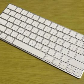 Apple Magic Keyboard A1644 z