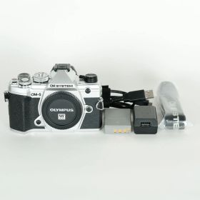 [良品 | シャッター数7,855回] OM SYSTEM OM-5 [ボディ シルバー] | ミラーレス一眼カメラ