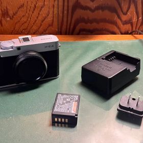 Fujifilm X-E4 ミラーレスカメラ ボディ シルバー