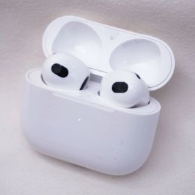 Apple オーディオ機器 AirPods 第3世代 MagSafe対応【中古】