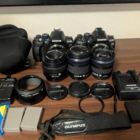 OLYMPUS E-620 2台と単焦点レンズ＋レンズ2個、充電器バッテリー