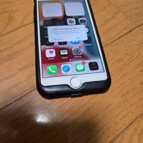 Apple iPhone 7 シルバー ケース付き