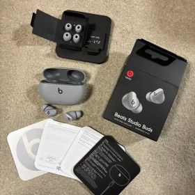 Beats Studio Buds グレー