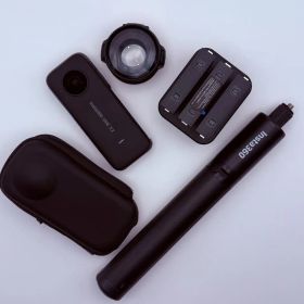 Insta360 ONE X2 本体と付属品