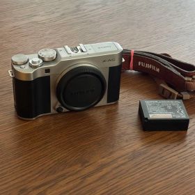 Fujifilm X-A5 シルバー 本体 付属品（バッテリー、ストラップ）