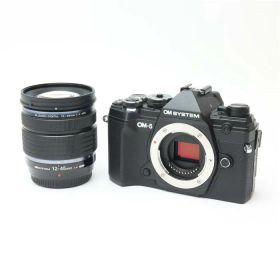 【中古】 《並品》 OM SYSTEM OM-5 12-45mm F4.0 PRO レンズキット ブラック [ デジタルカメラ ]