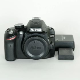 [美品｜シャッター数7,360回] Nikon D3200ボディ ブラック / ニコンFマウント